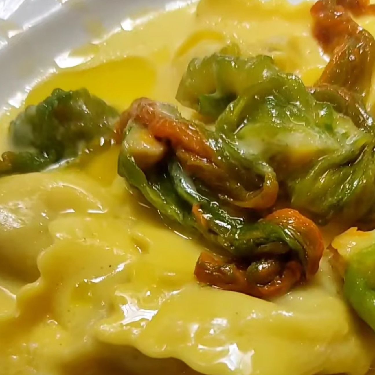 RAVIOLI , STRACCHINO ZAFFERANO E FIORI DI ZUCCA