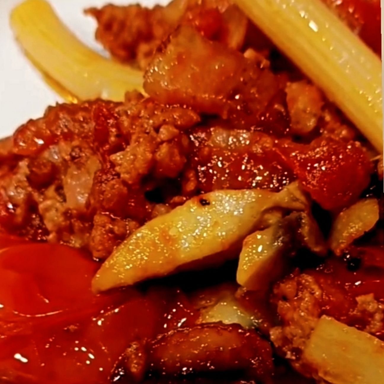 SEDANI RIGATI CON FUNGHI, PANCETTA E SALSICCIA