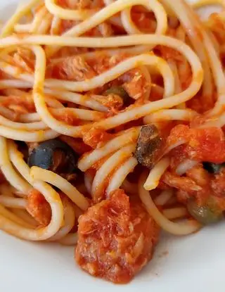 Ricetta SPAGHETTI AL POMODORO,  TONNO, CAPPERI E OLIVE NERE di Paola_dielle