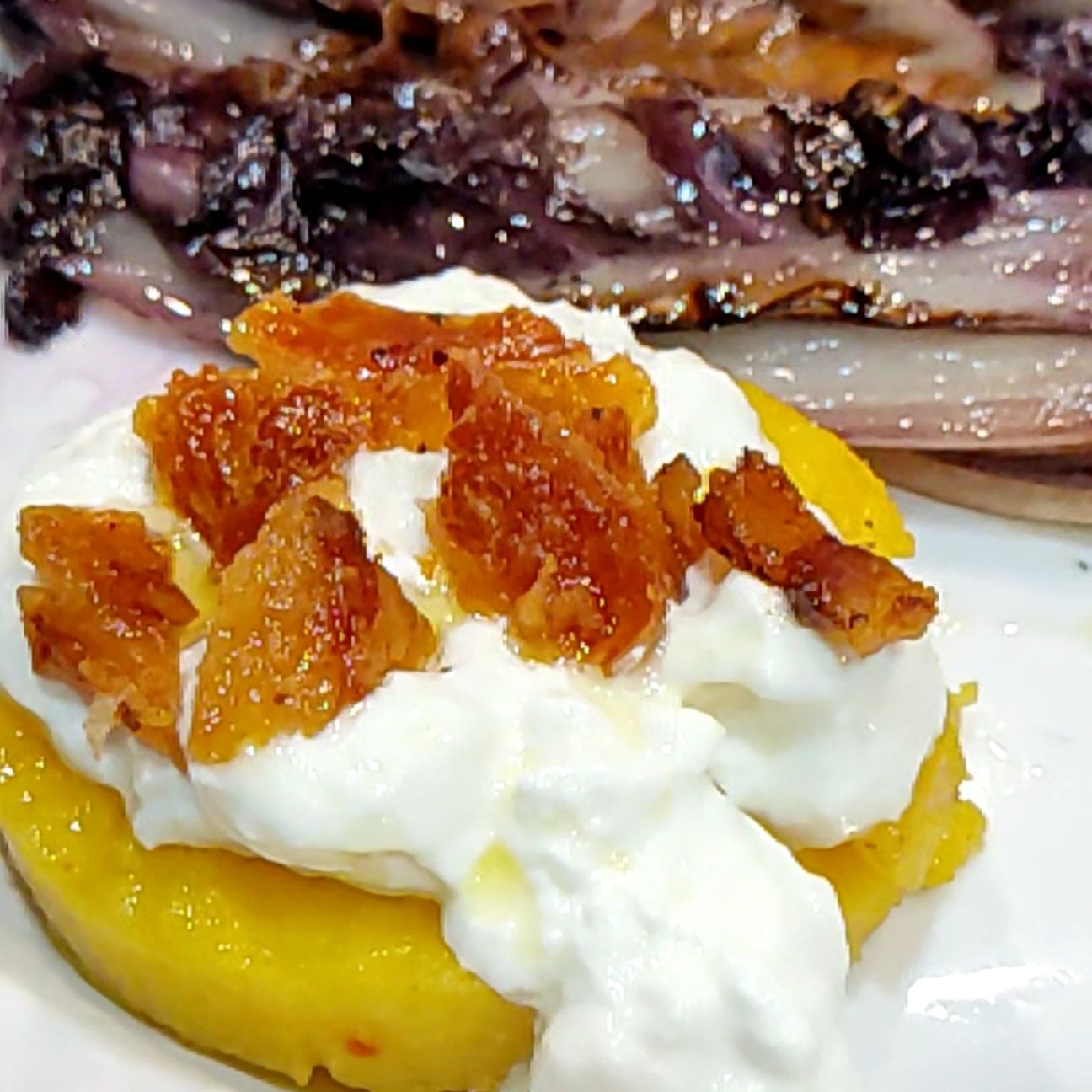 MEDAGLIONI DI POLENTA STRACCIATELLA E PANCETTA CROCCANTE