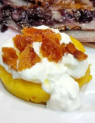 Ricetta MEDAGLIONI DI POLENTA STRACCIATELLA E PANCETTA CROCCANTE di Paola_dielle