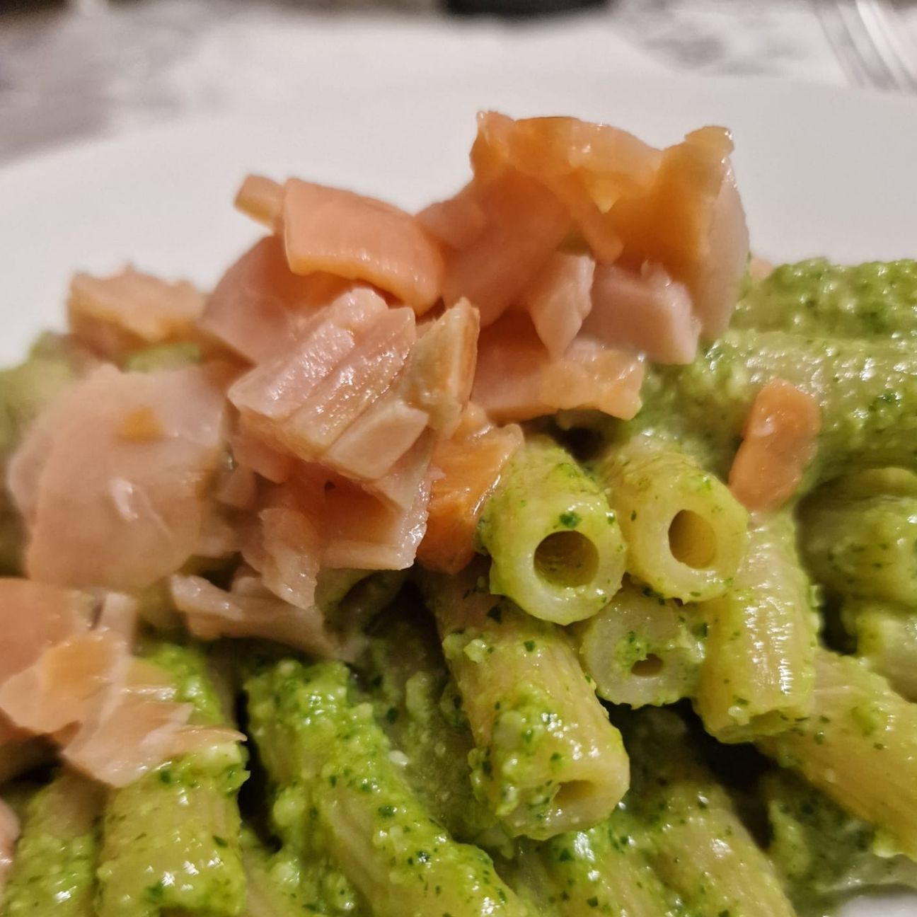 Sedani con pesto alla genovese e salmone affumicato