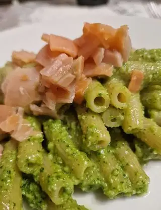 Ricetta Sedani con pesto alla genovese e salmone affumicato di Paola_dielle