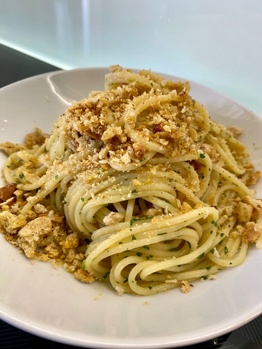 Spaghetti aglio, olio, peperoncino, colatura di alici e tarallo napoletano