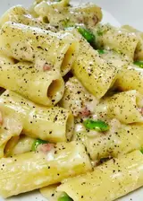 Ricetta Rigatoni alle fave croccanti, guanciale e pecorino