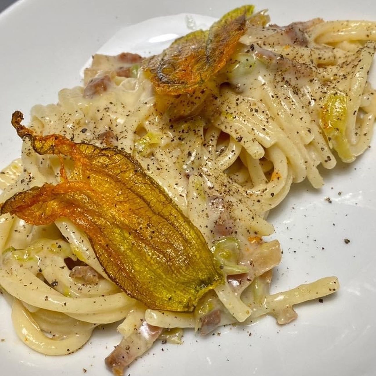Bucatini al guanciale, pecorino,pepe fiori di zucca e le loro chips
