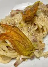 Ricetta Bucatini al guanciale, pecorino,pepe fiori di zucca e le loro chips