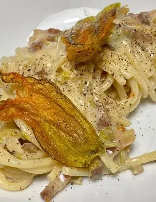 Ricetta Bucatini al guanciale, pecorino,pepe fiori di zucca e le loro chips di lucasfoodandkitchen