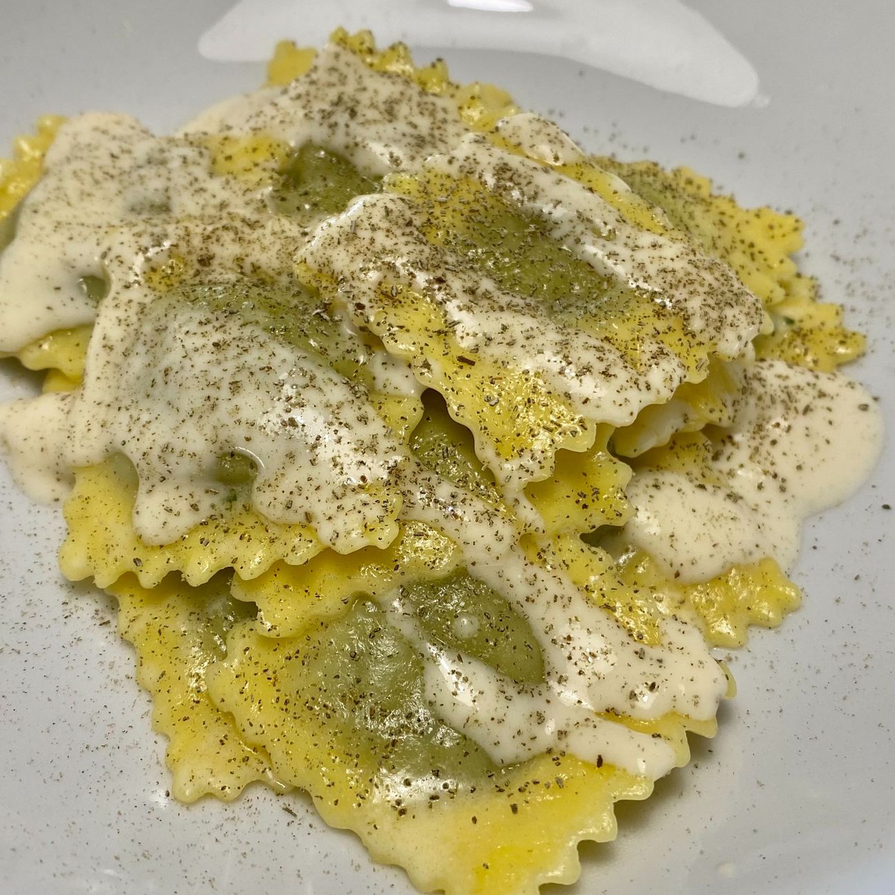 Ravioli paf ricotta e spinaci con salsa al burro e parmigiano e polvere di rosmarino