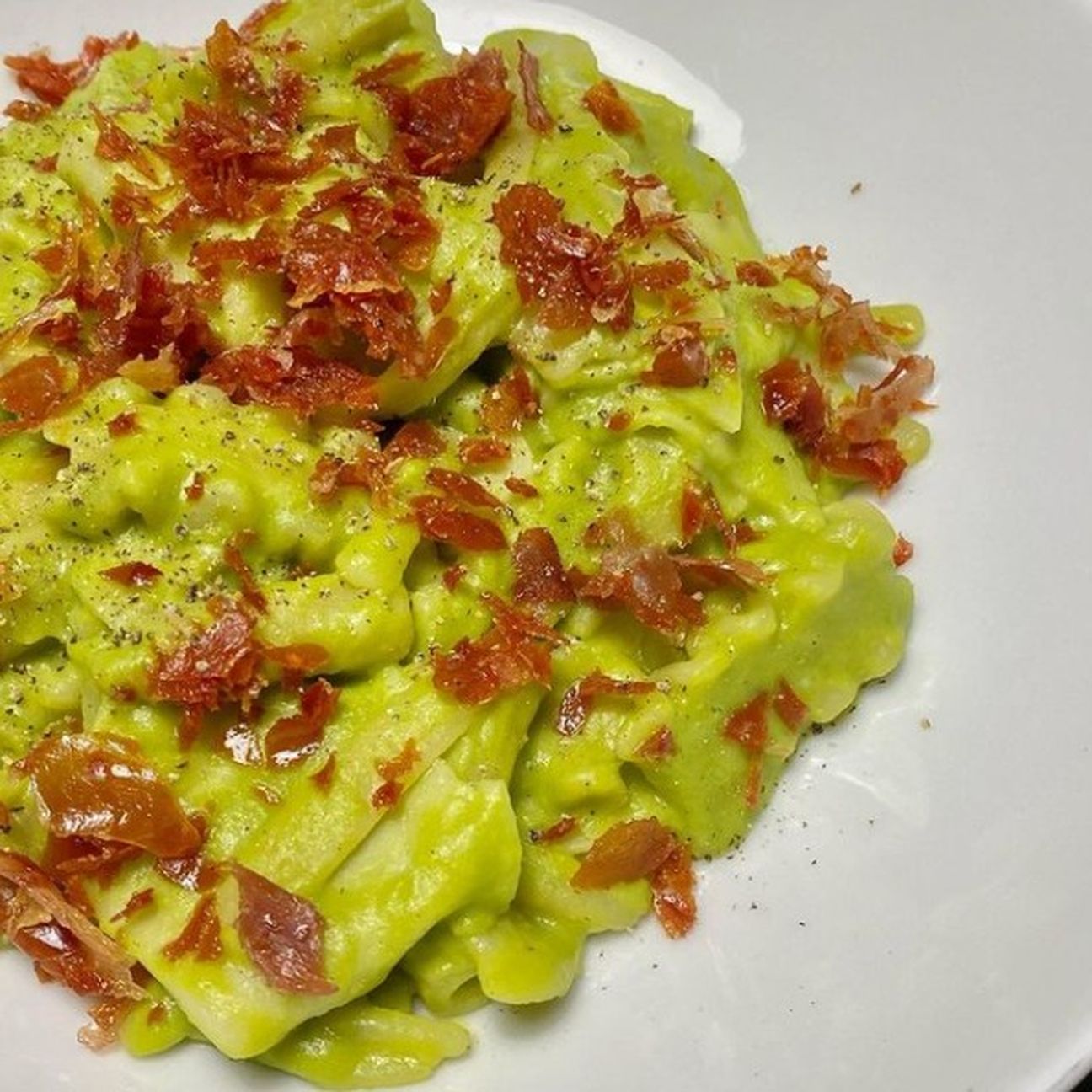 Pasta mista, crudo croccante e piselli