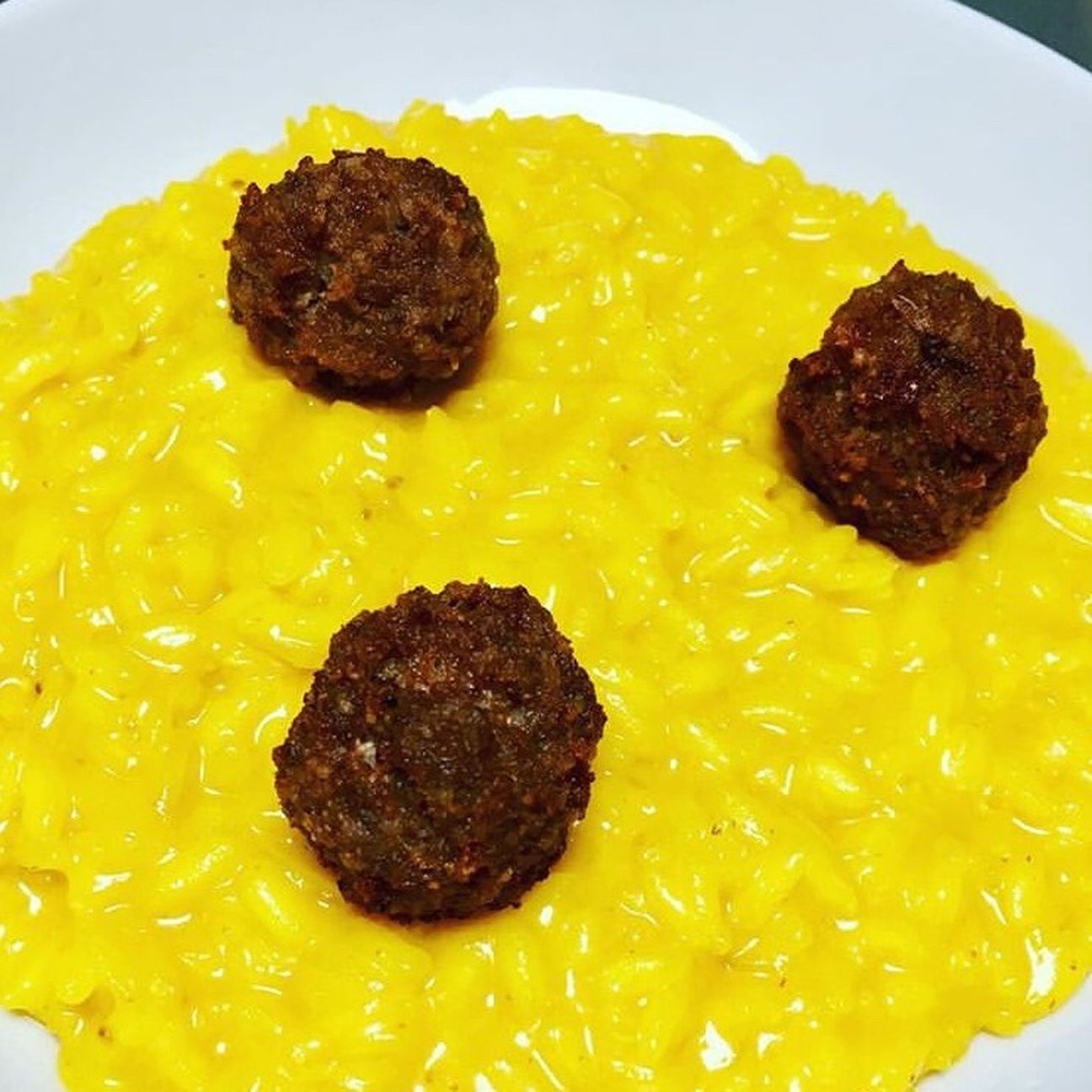 Risotto giallo e polpette di salsiccia