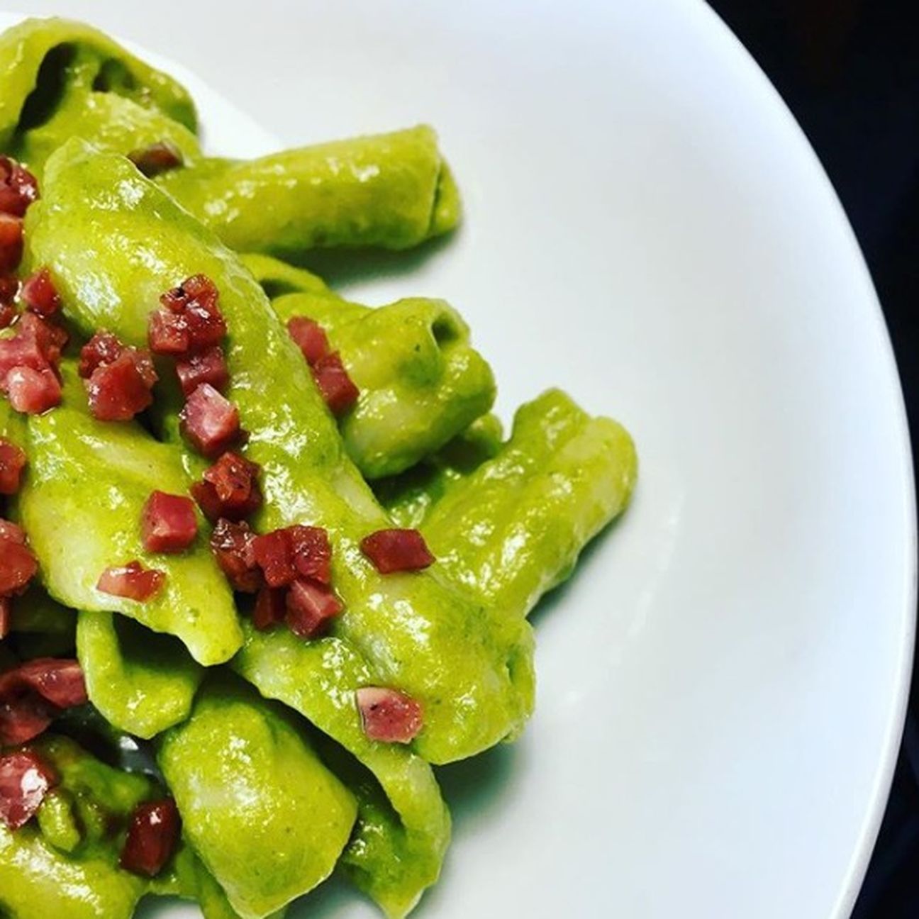 Fusilli con crema di friarielli e salame croccante