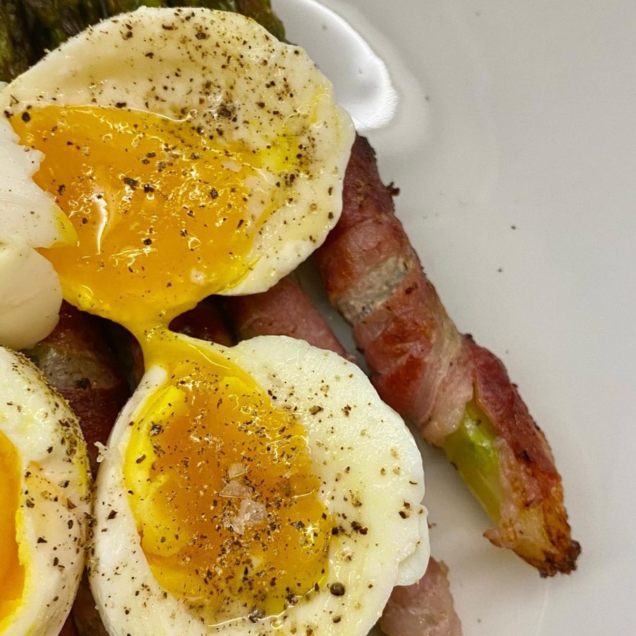 Asparagi croccanti al bacon e uova dal tuorlo fondente
