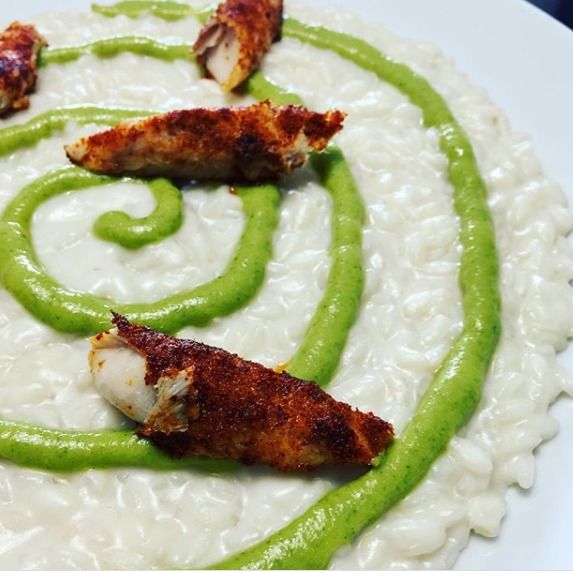 Risotto con pesto di zucchine, sgombro piccante e ricotta