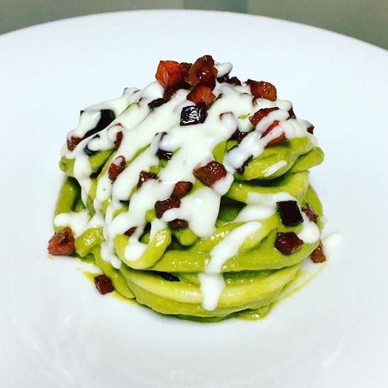 Bucatini alla crema di friarielli, fonduta di provolone e guanciale croccante