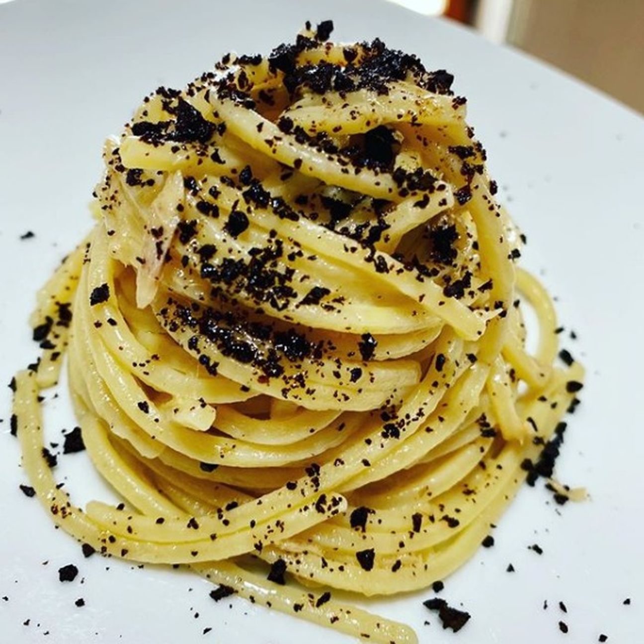 Spaghetto quadrato alla salsa di cipolle, tonno e polvere di olive nere