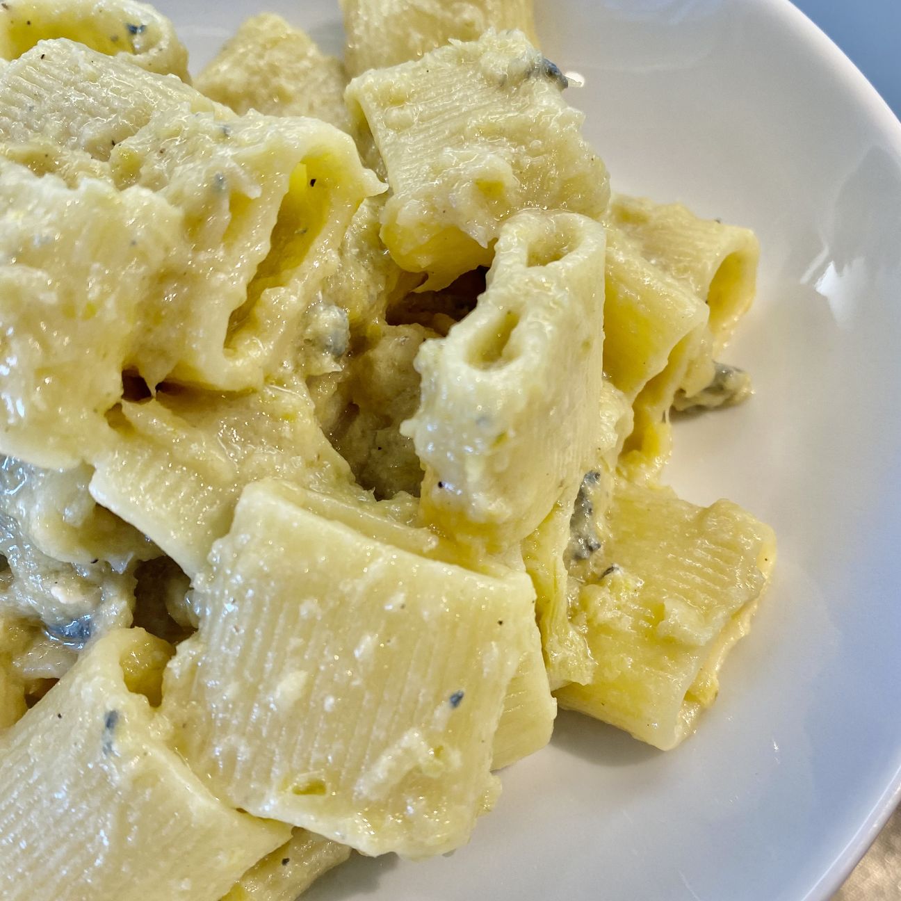 Mezze maniche rigate ai porri e gorgonzola