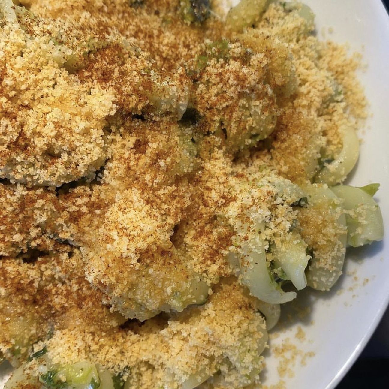 Fusillone piccante ai friarielli e pane croccante