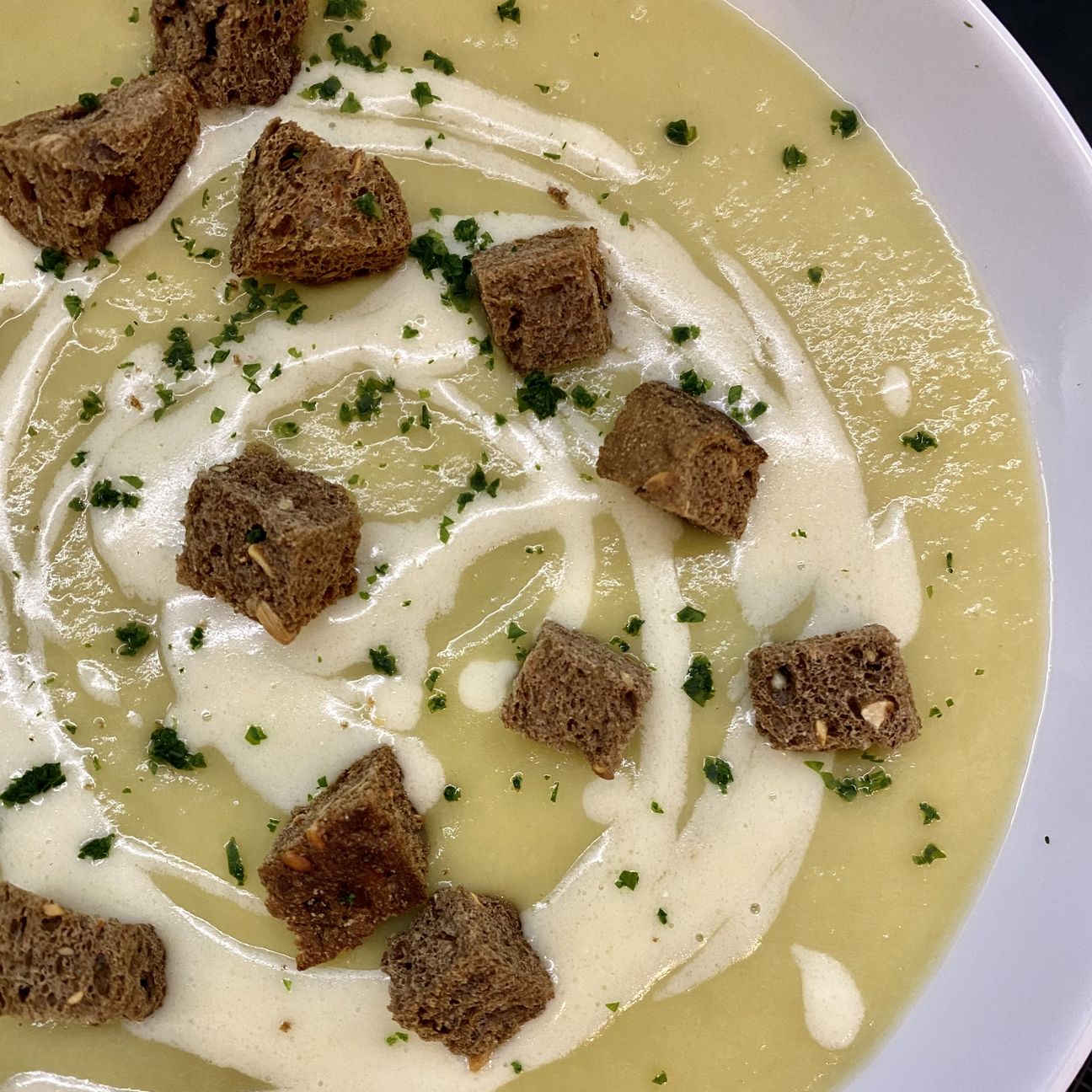 Crema di porri e patate, fonduta di parmigiano e crostini croccanti
