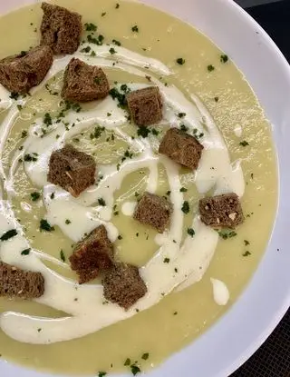 Ricetta Crema di porri e patate, fonduta di parmigiano e crostini croccanti di lucasfoodandkitchen