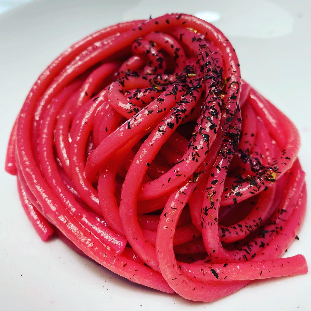 Bucatino al succo di barbabietola, porro e grasso di guanciale