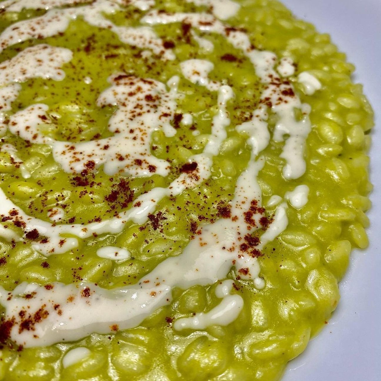 Risotto carnaroli alla crema di piselli, fonduta di provolone stagionato e paprika piccante