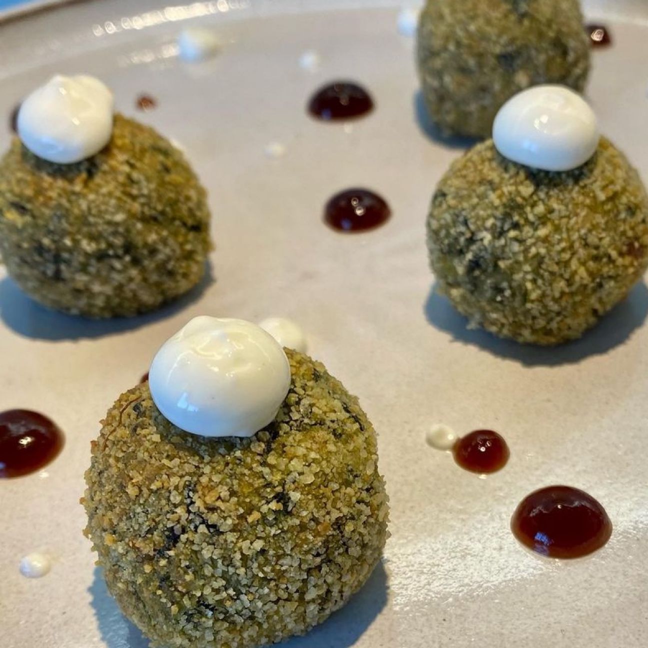 Polpette di friarielli alla maionese allo yogurt e salsa barbecue