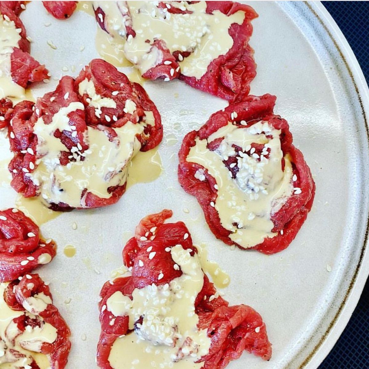 Carpaccio, maionese alla soia e sesamo