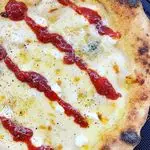Ricetta Pizza al gorgonzola, taleggio e marmellata di fragole