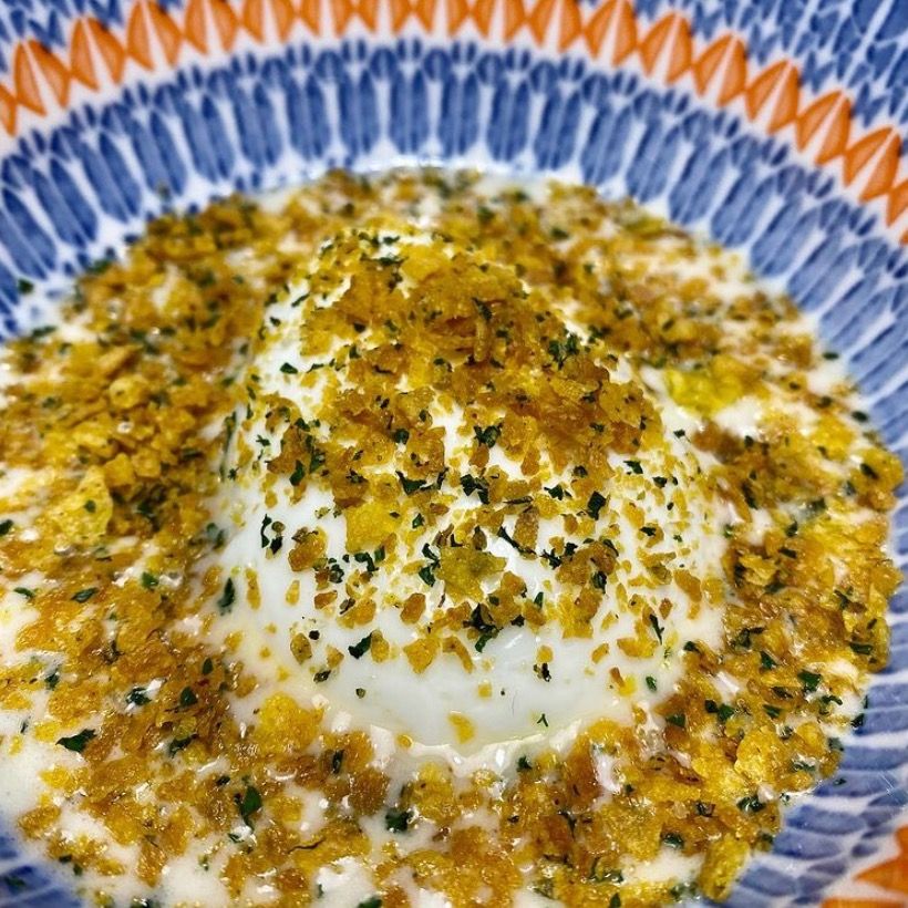 Uovo pochè (o in camicia) con fonduta al parmigiano e crumble di mais all’aglio e prezzemolo