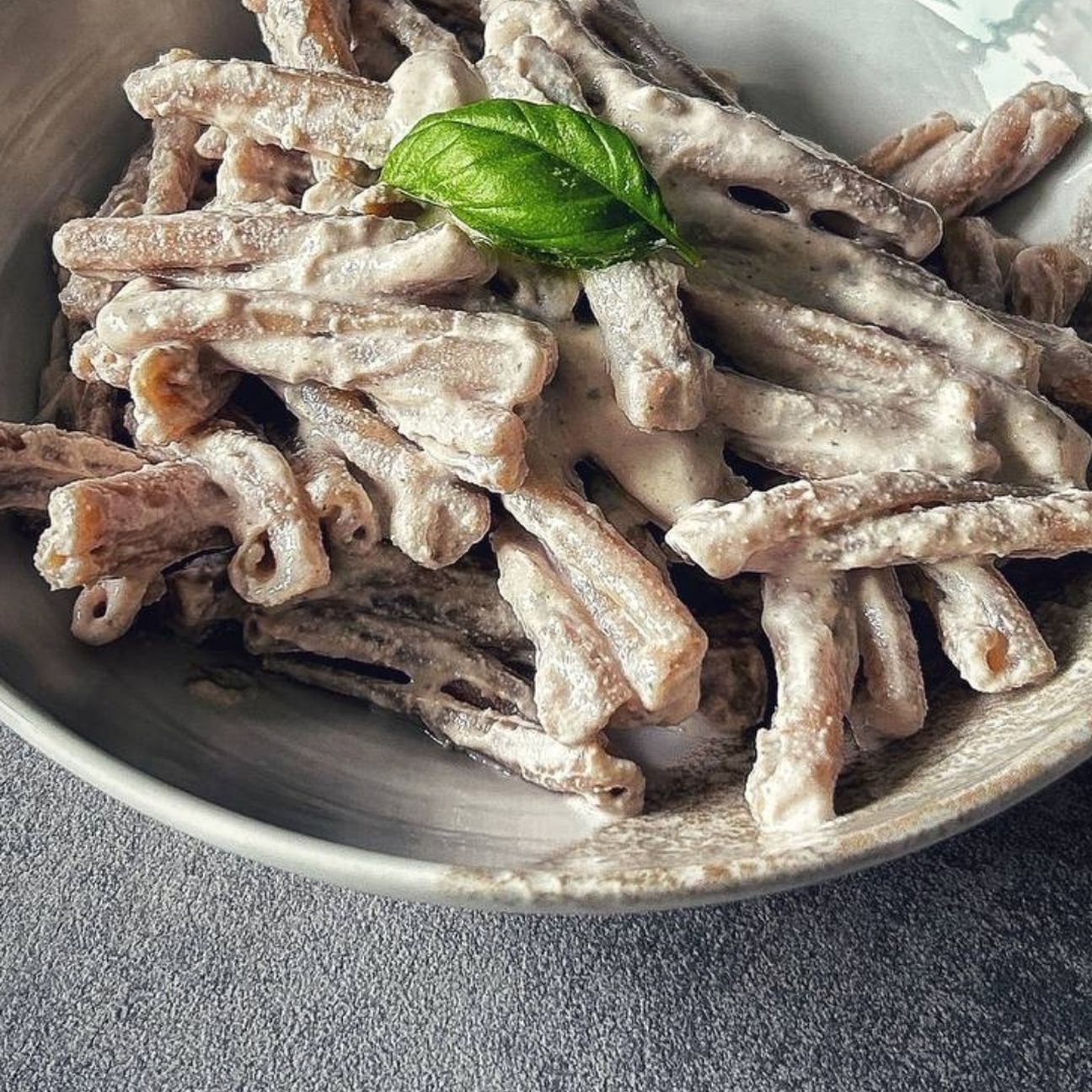 Pasta con pesto di ricotta e noci
