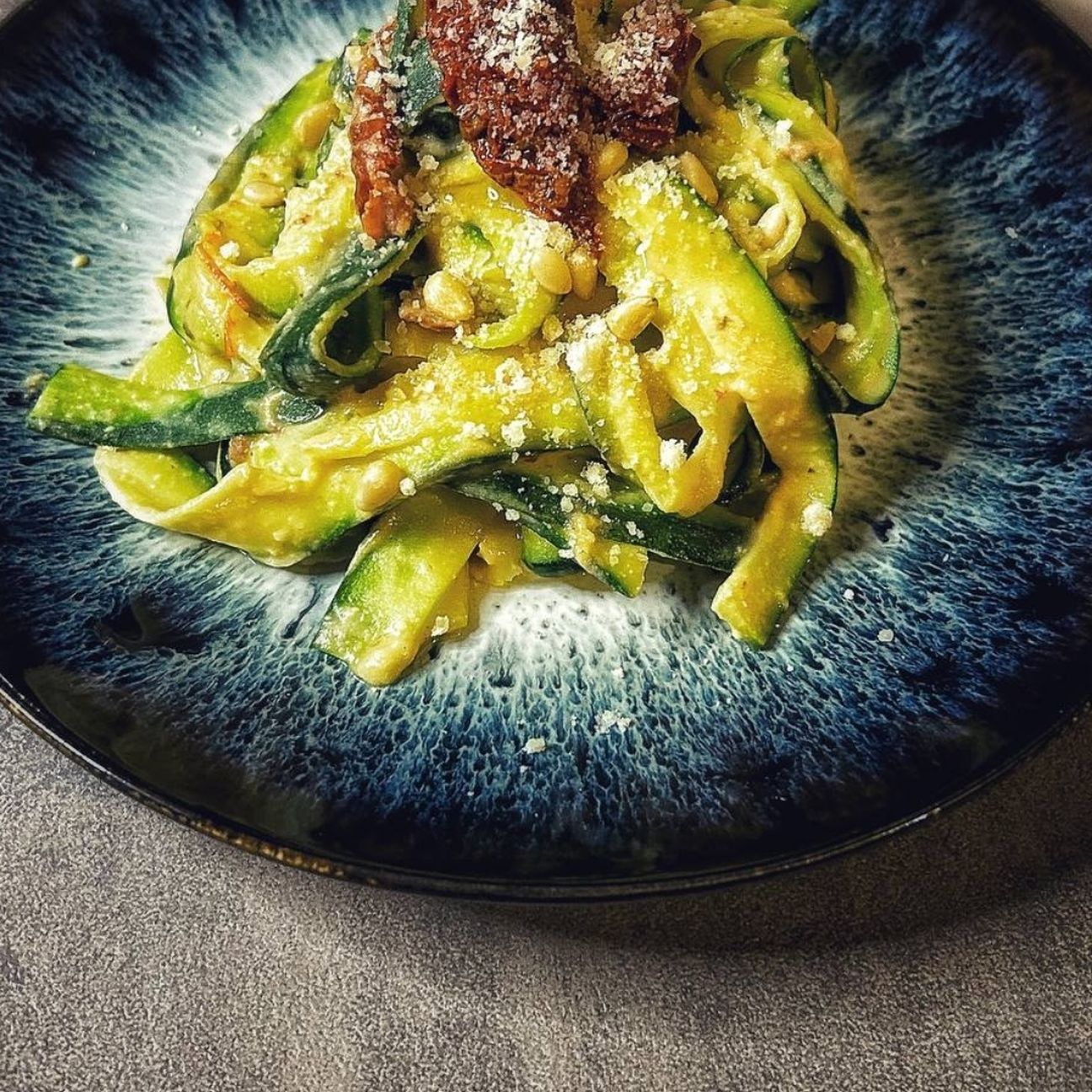 Pasta di zucchine, hummus e pomodori secchi