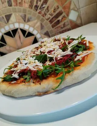 Ricetta Pizza sfilacci di cavallo ricotta affumicata e rucola di emanuele.doni