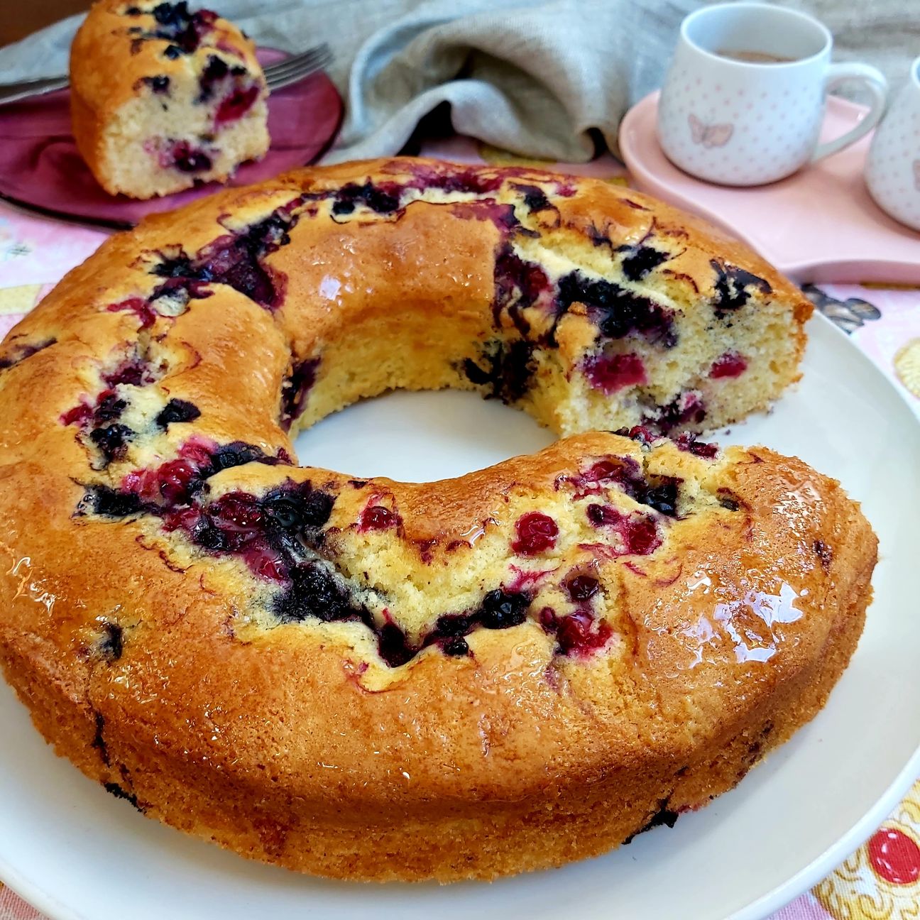 Ciambella alla panna montata e frutti di bosco