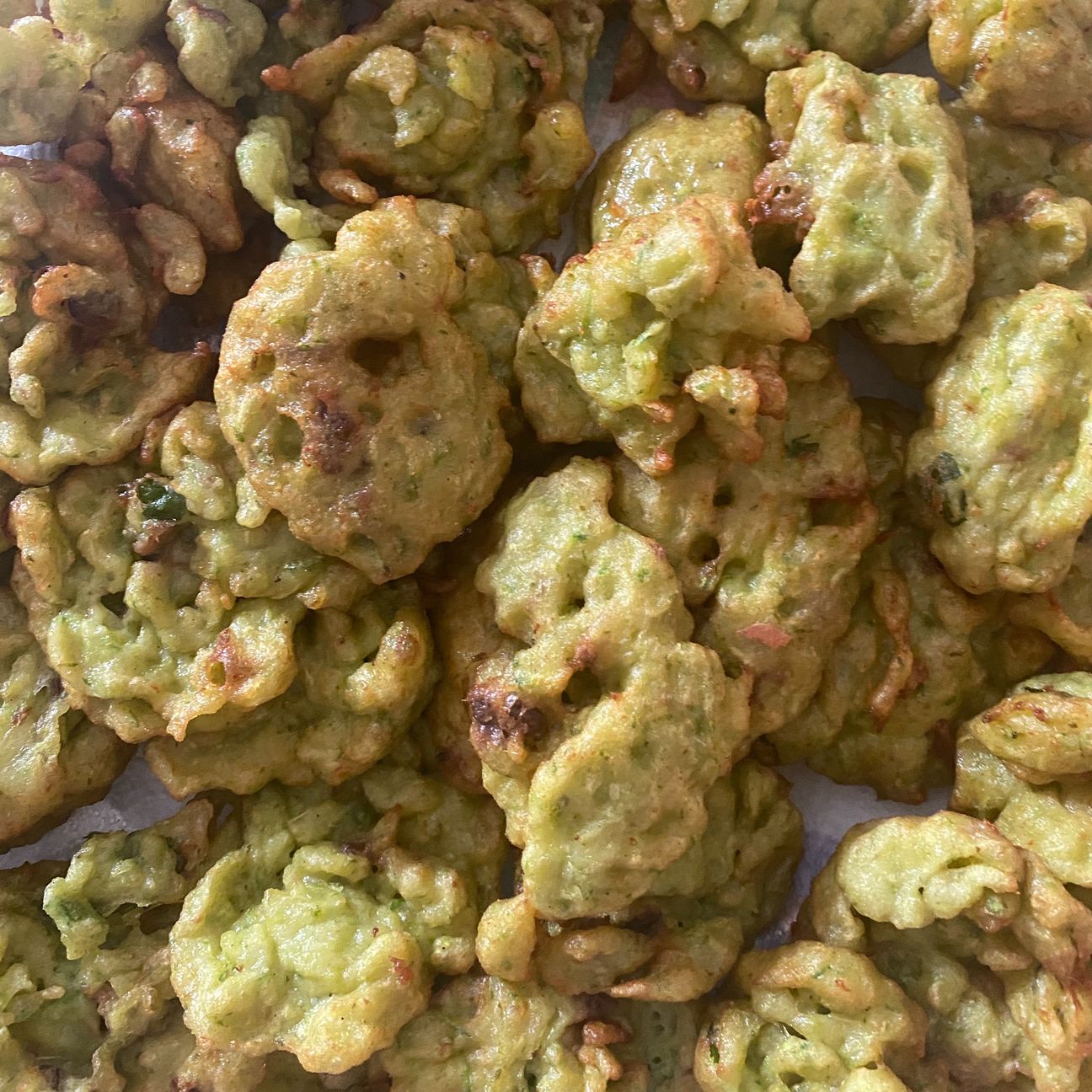 Frittelle di zucchine, menta e acciughe