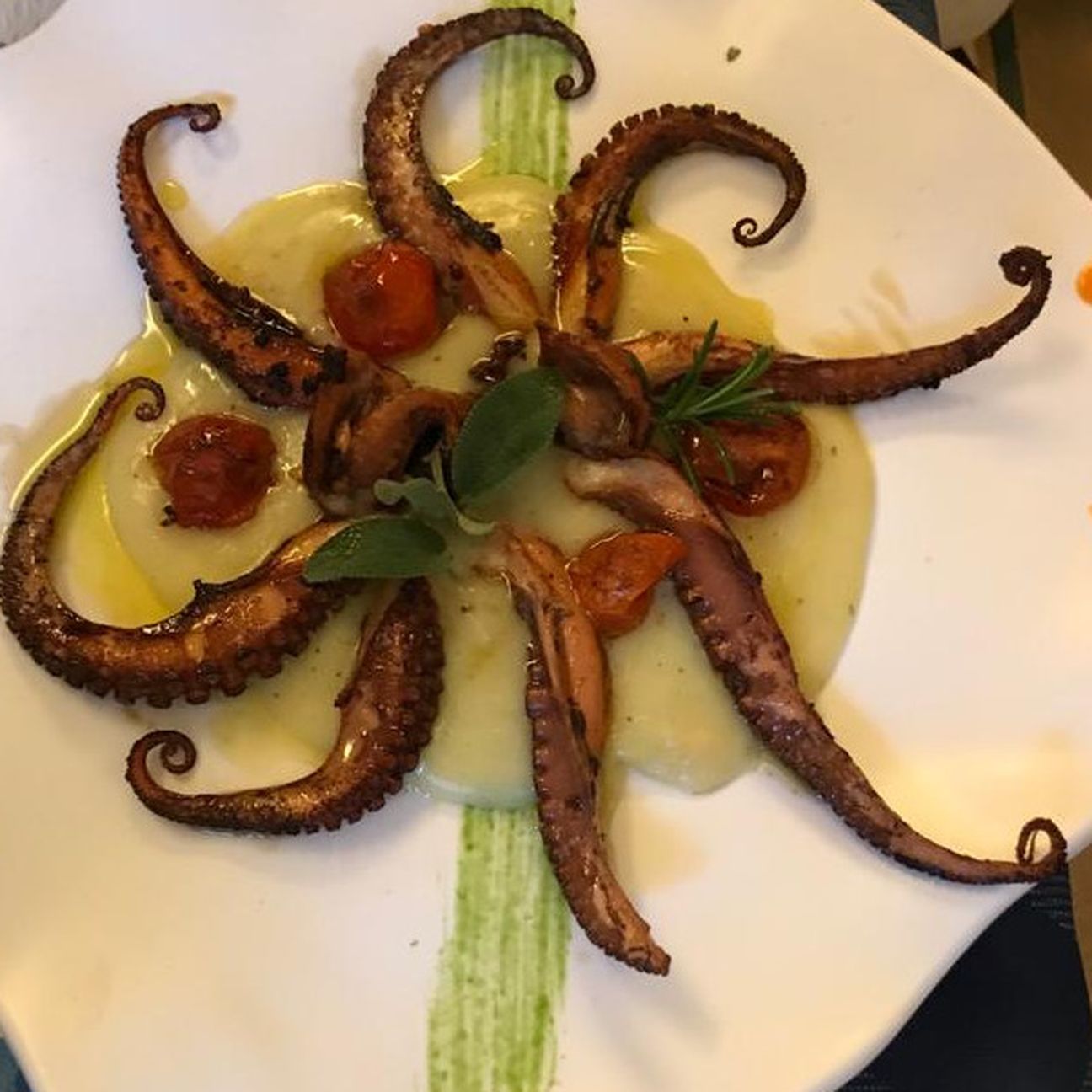 Polpo su crema di ceci