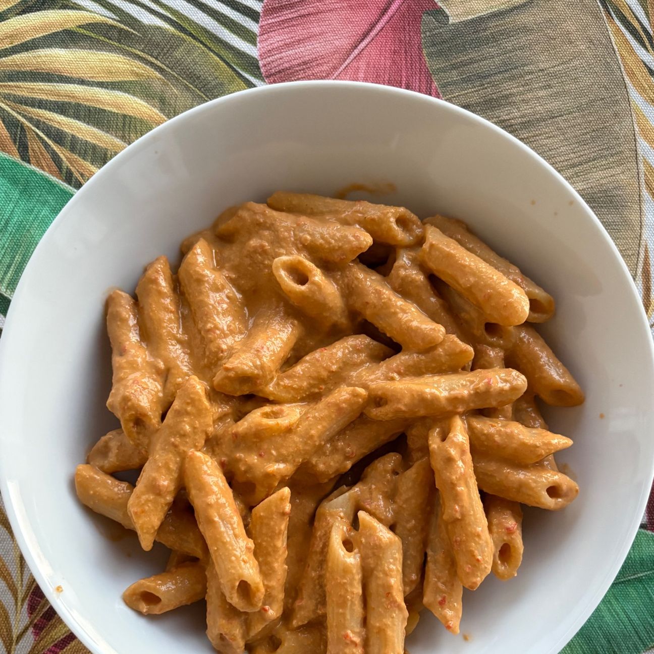 Pasta fiocchi di latte pomodorini e basilico