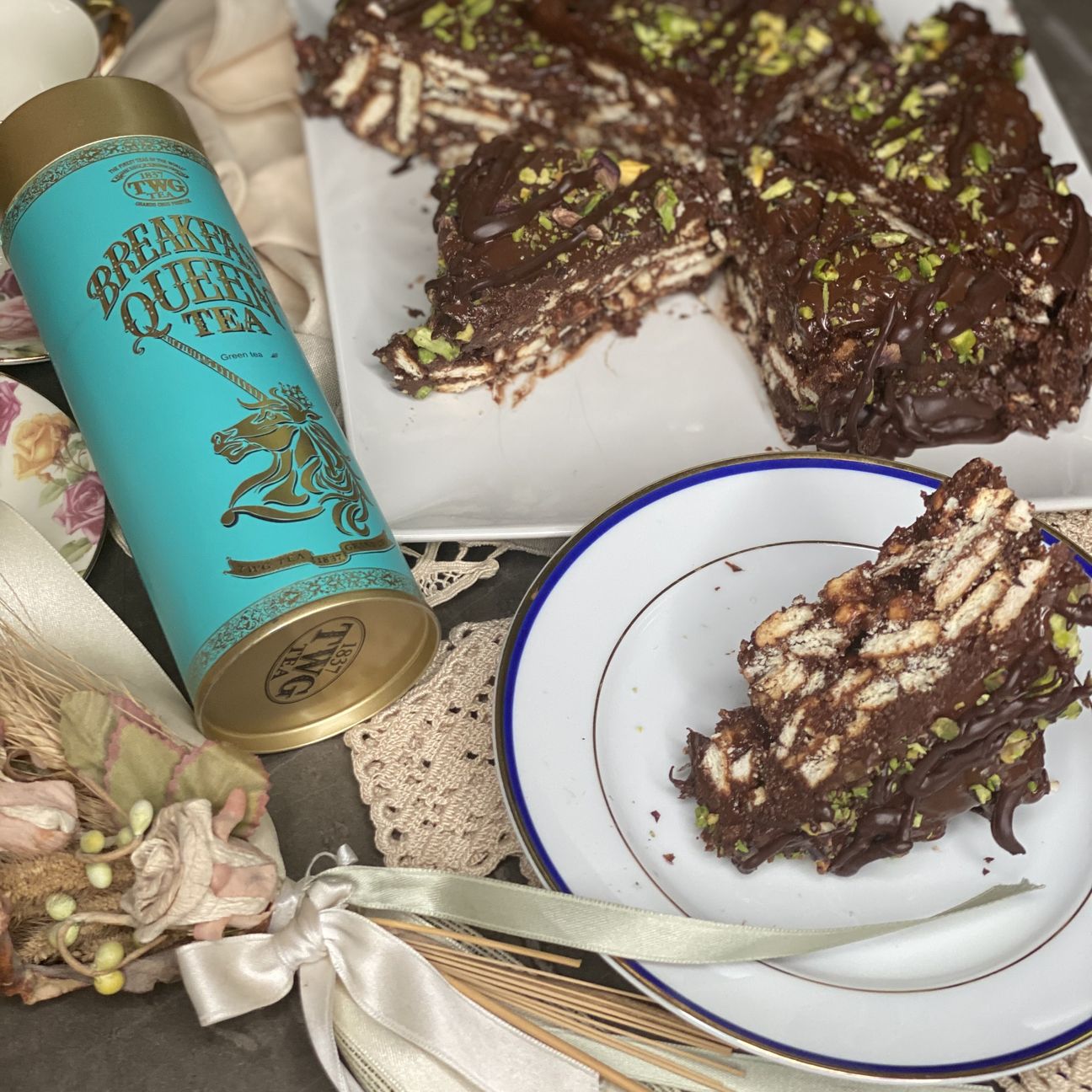CHOCOLATE BISQUIT QUEEN CAKE