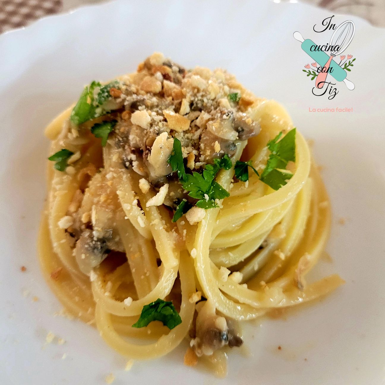 Spaghetti vongoline e sbriciolata di taralli
