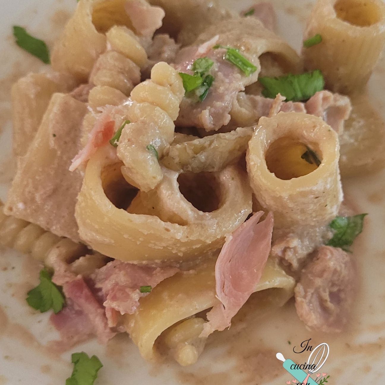 Pasta in crema di radicchio e prosciutto cotto