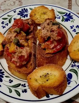 Ricetta Bruschetta peperoni a strisce, pesto di tonno e capperi. di Incucinacontiz