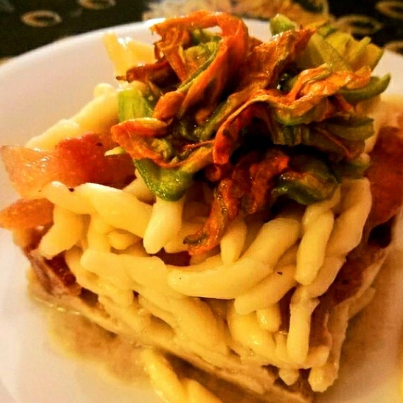 Trofie con guanciale e fiori di zucca, su crema di tartufo bianco