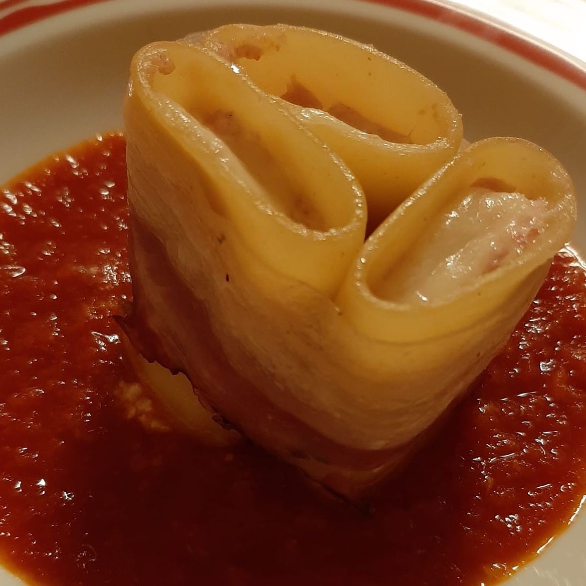 Paccheri ripieni avvolti nel bacon