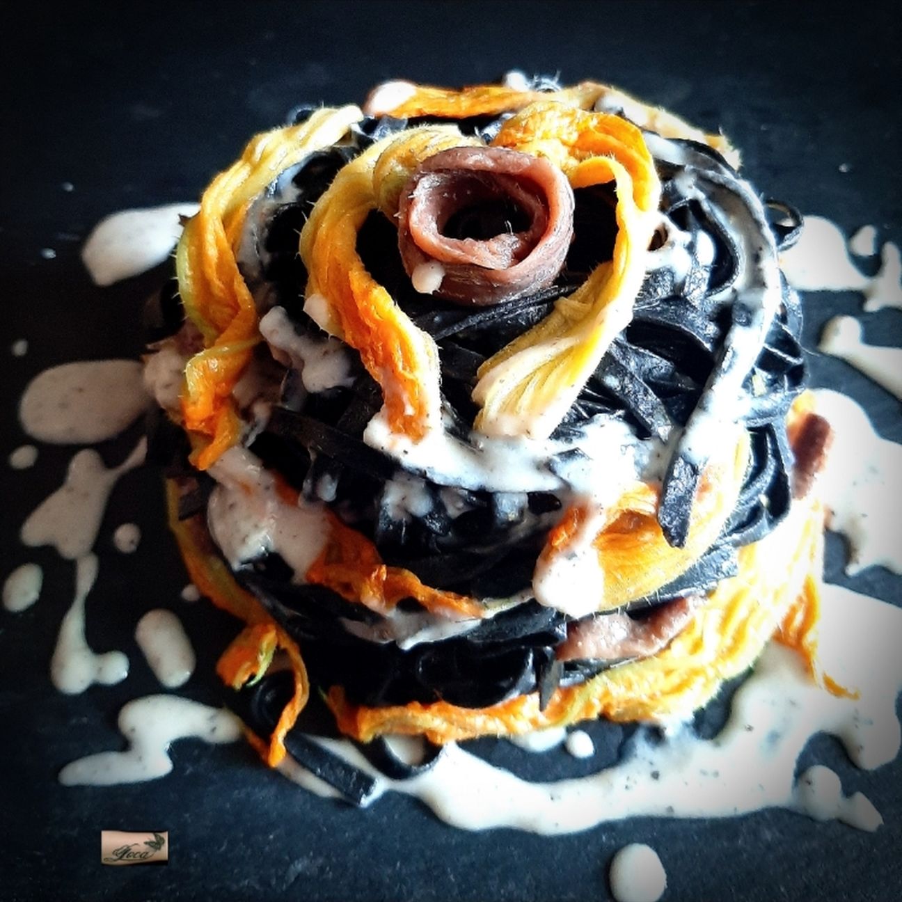 Fettuccine al Nero di Seppia Cacio e Pepe con Fiori di Zucca e Alici