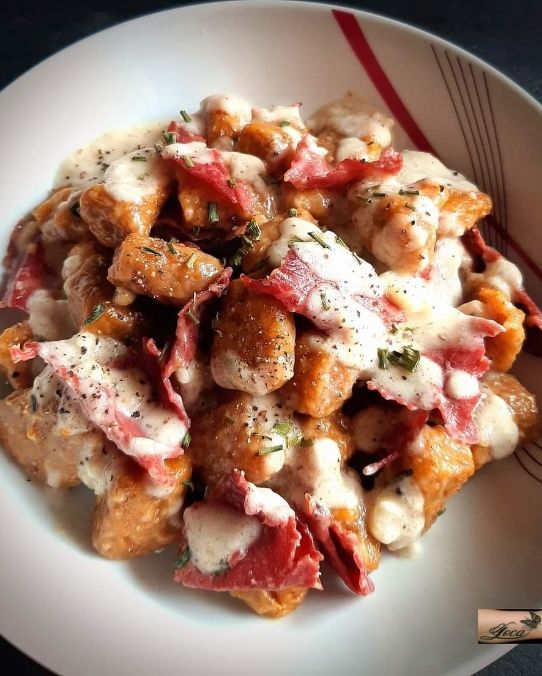 Gnocchi di Zucca con Bresaola Croccante e Crema al Parmigiano