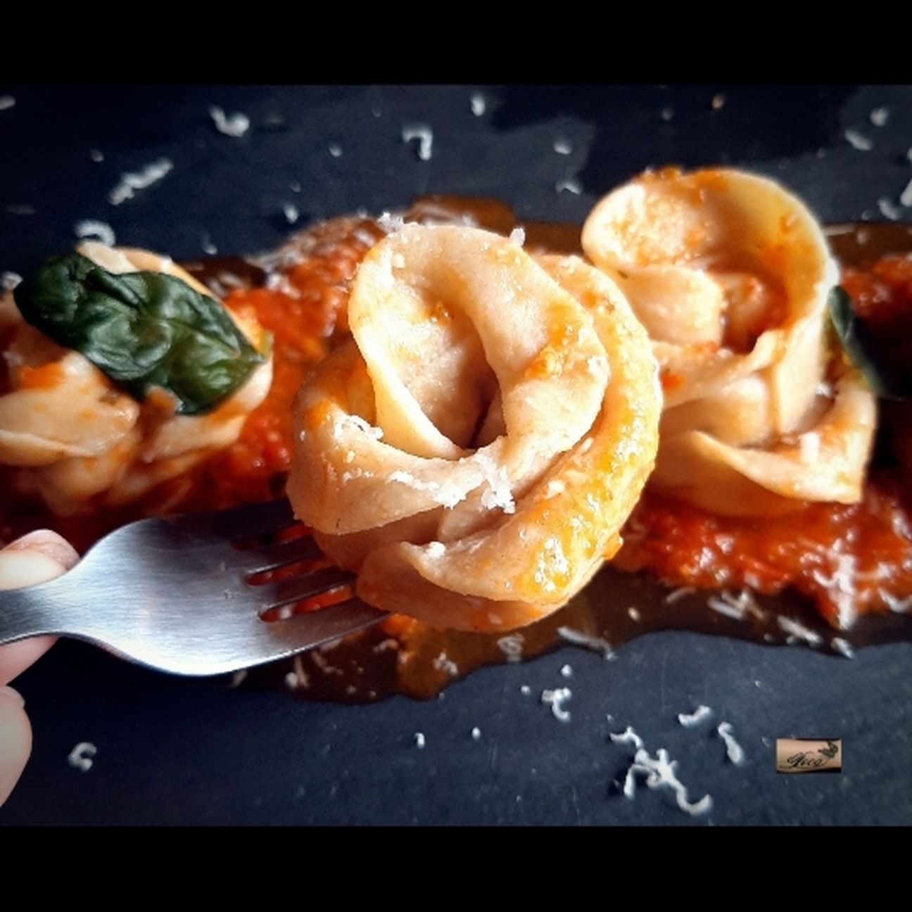 Rose di Pasta su Salsa Ciliegina al Basilico