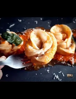 Ricetta Rose di Pasta su Salsa Ciliegina al Basilico di Loca