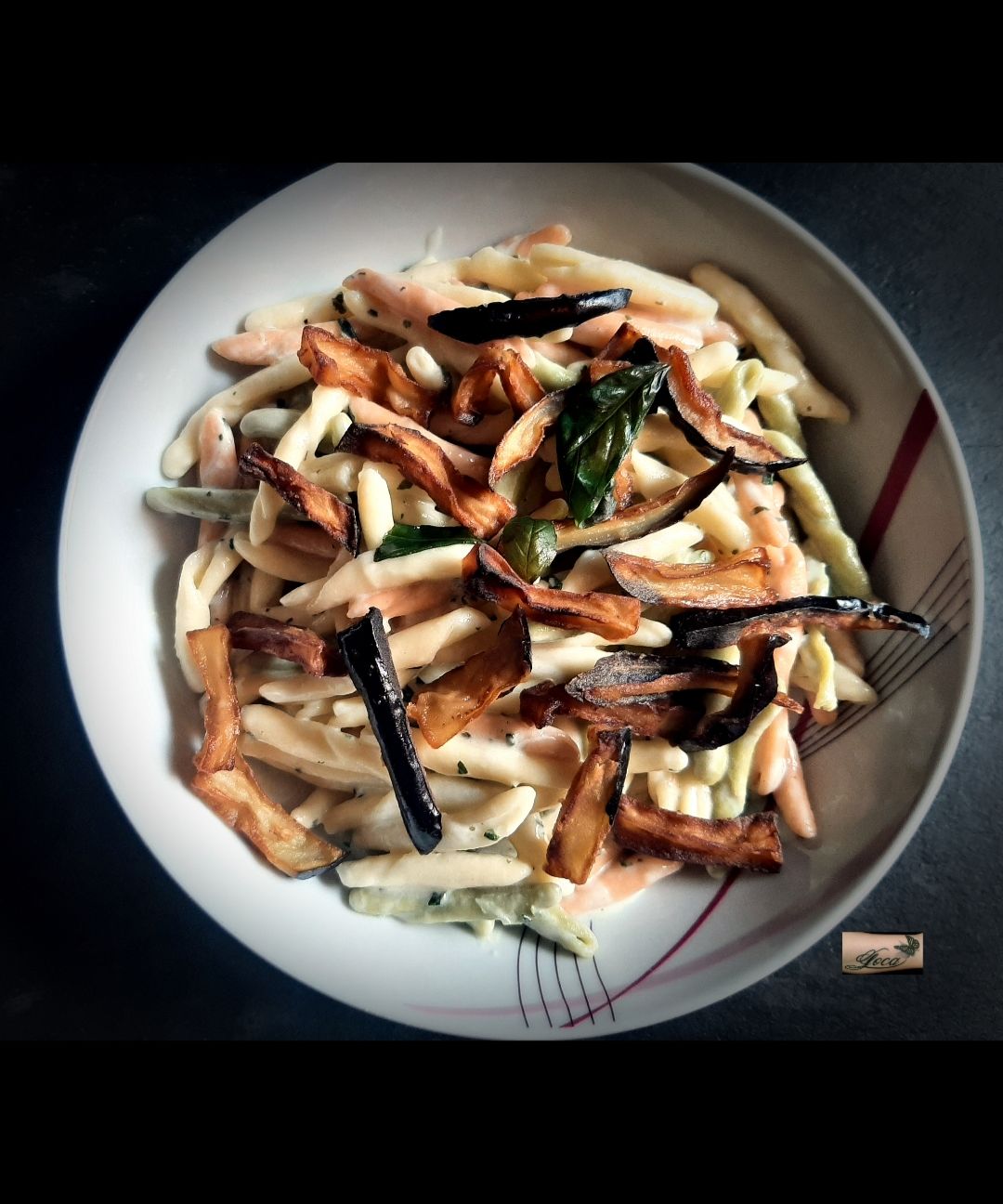 Tris di Fusilli con Crema di Burrata e Basilico e Chips di Melanzane