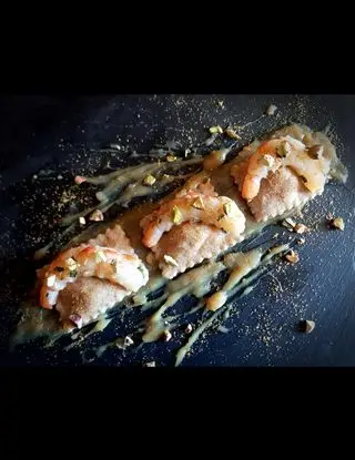 Ricetta Ravioli di Zucca su Crema di Bisque con Crudo di Gamberi Argentini, Bottarga e Pistacchi di Loca