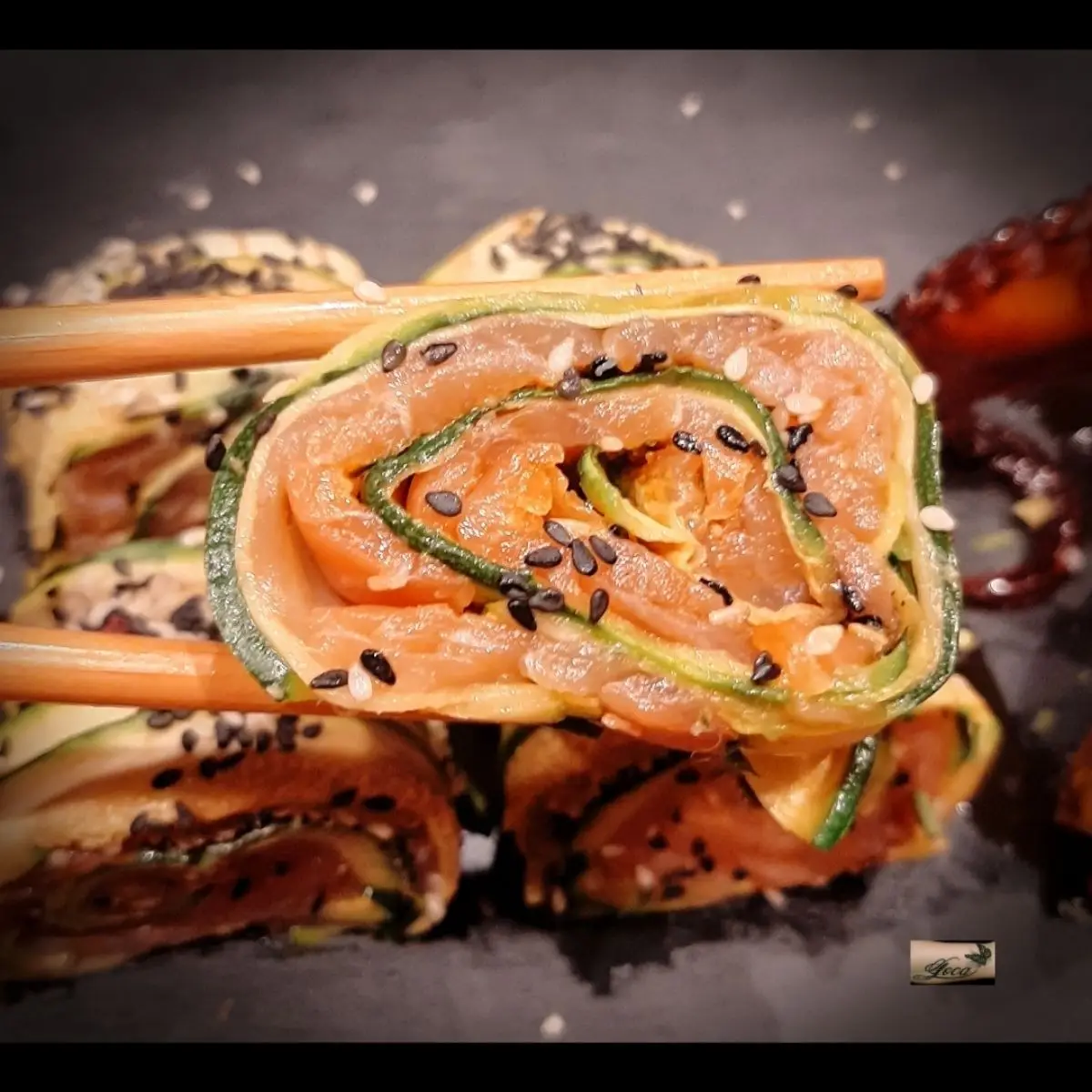 Ricetta Rolls di Zucchine e Salmone e Polpo Grigliato in Salsa Teriyaki di Loca